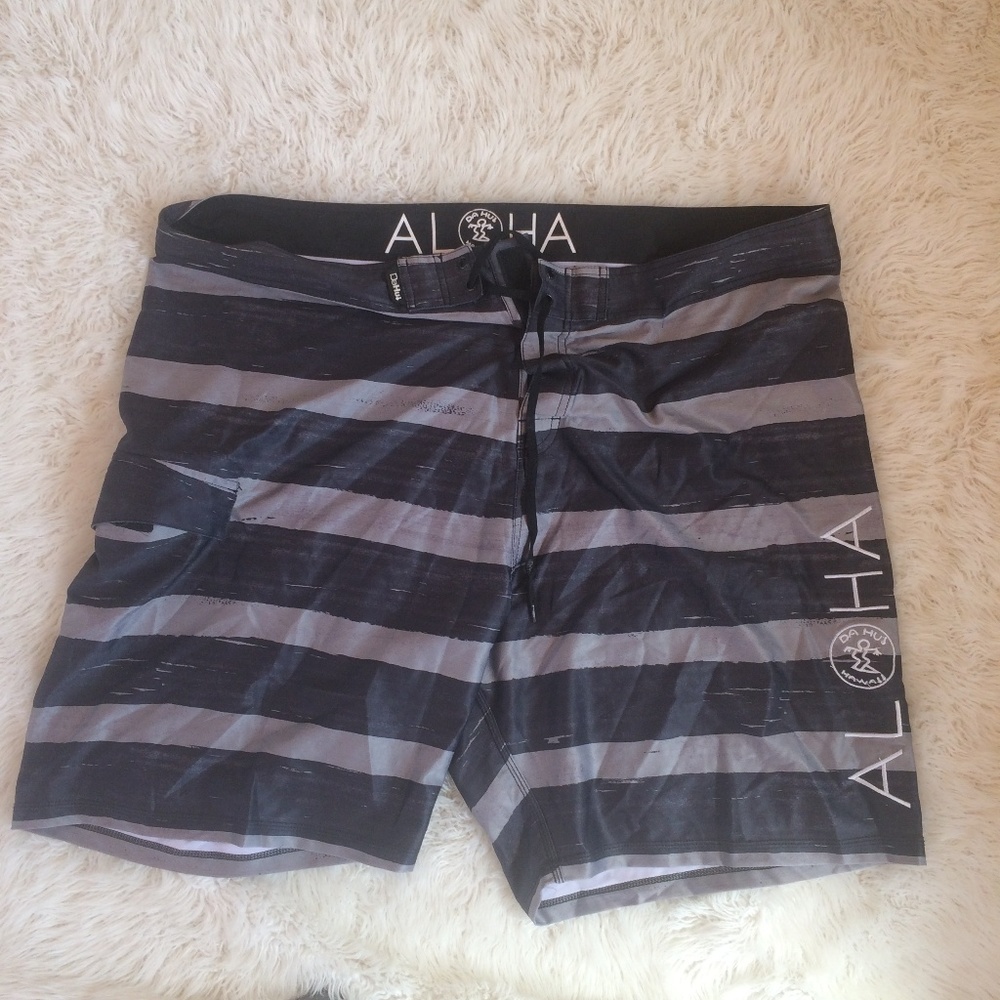 NWT ALOHA BLACK AND GREY STRIPES SWIM SHORTS M